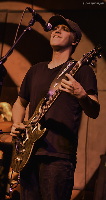 Separating The Seas, Twilight Cafe & Bar, photo by Kevin Pettigrew