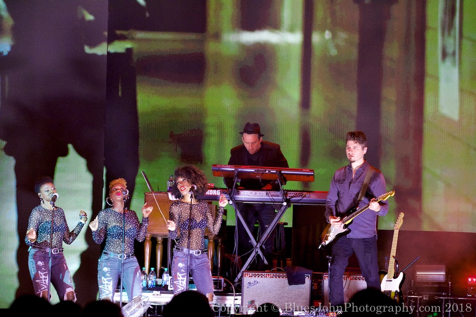 Lauryn Hill, Veterans Memorial Coliseum, photo by John Alcala